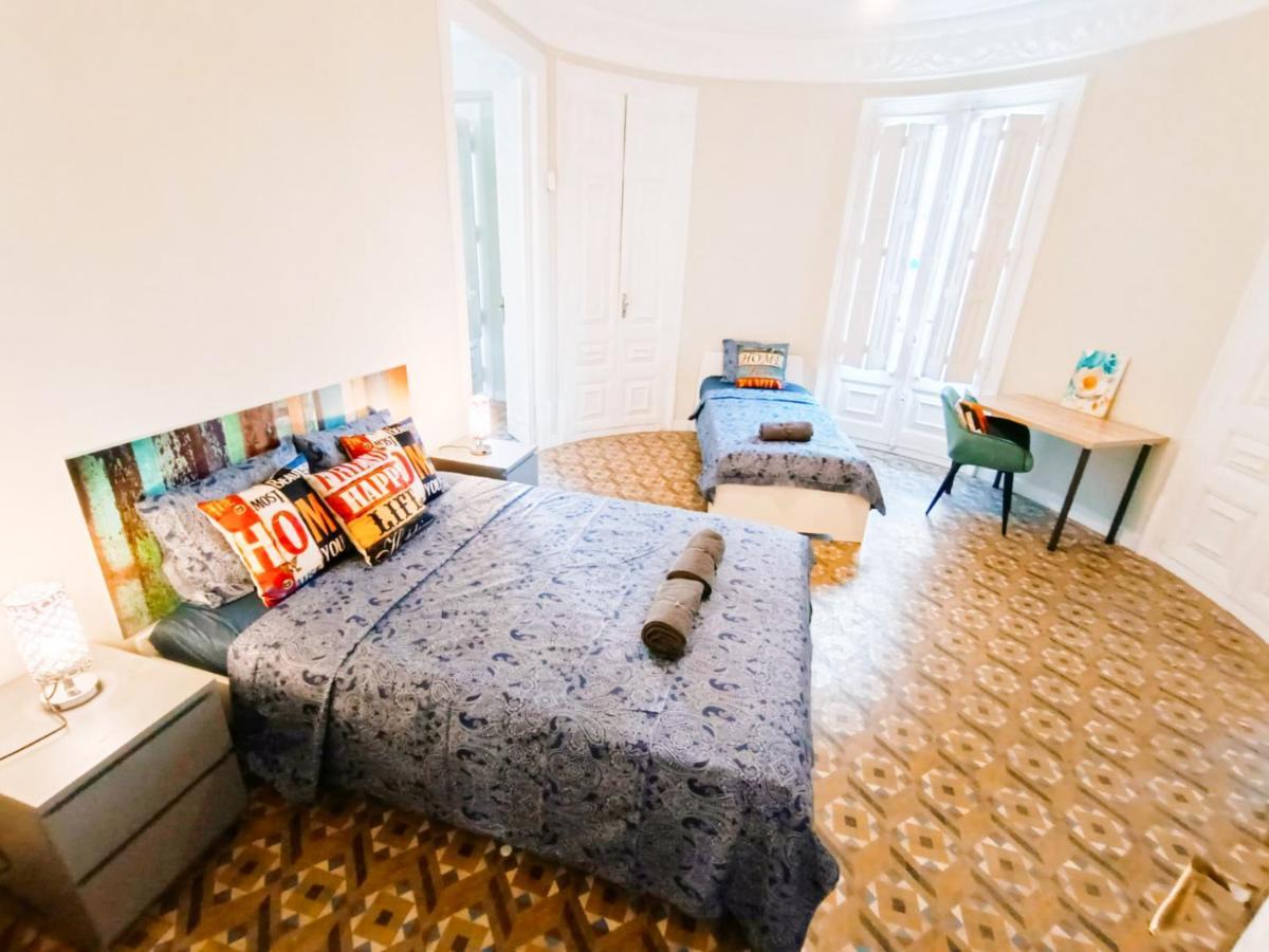 By Plaza Catalunya Rooms Barcelona Luaran gambar