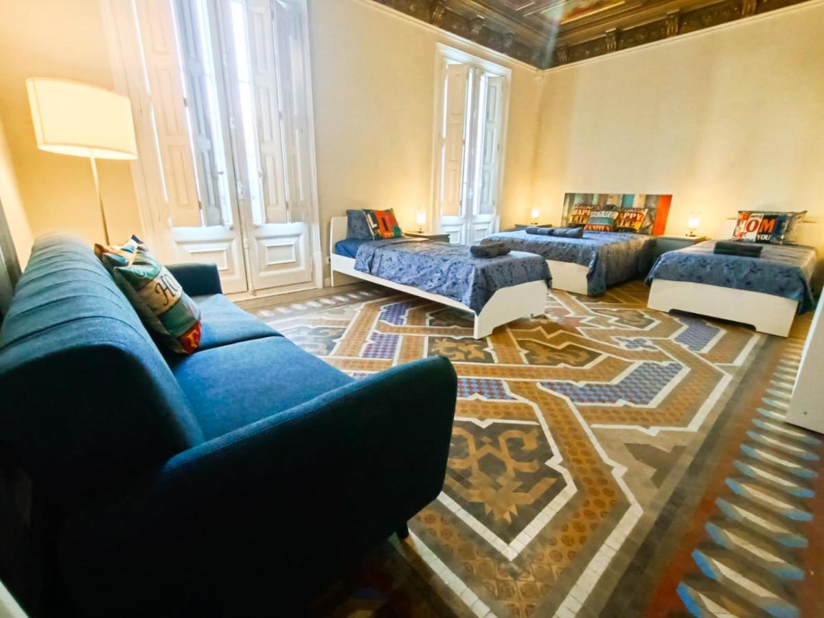 By Plaza Catalunya Rooms Barcelona Luaran gambar